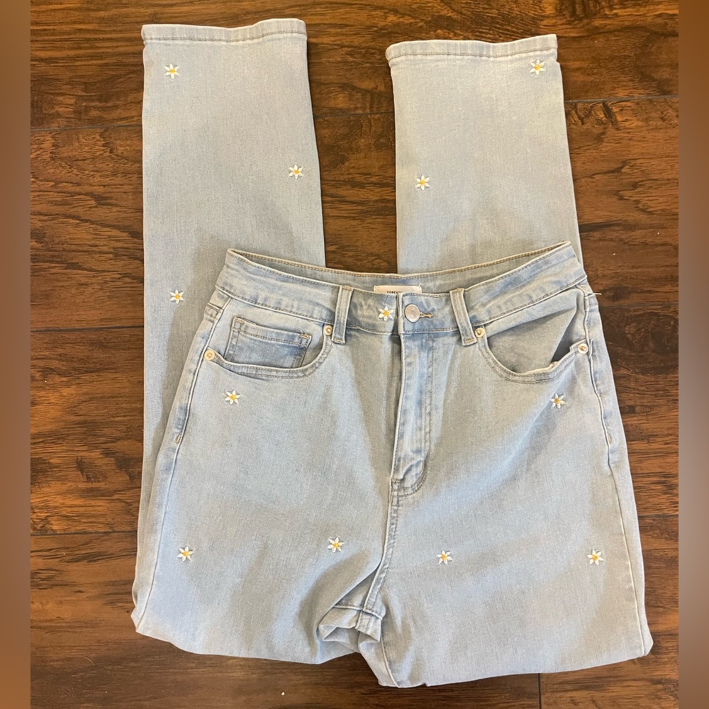 💜2/$25💜 Daisy embroidered Light Wash Jeans